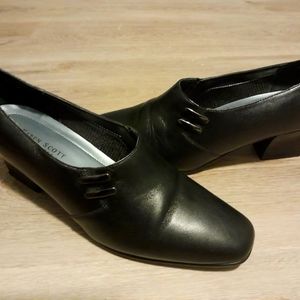 Karen Scott's  lady dress with small heel- black